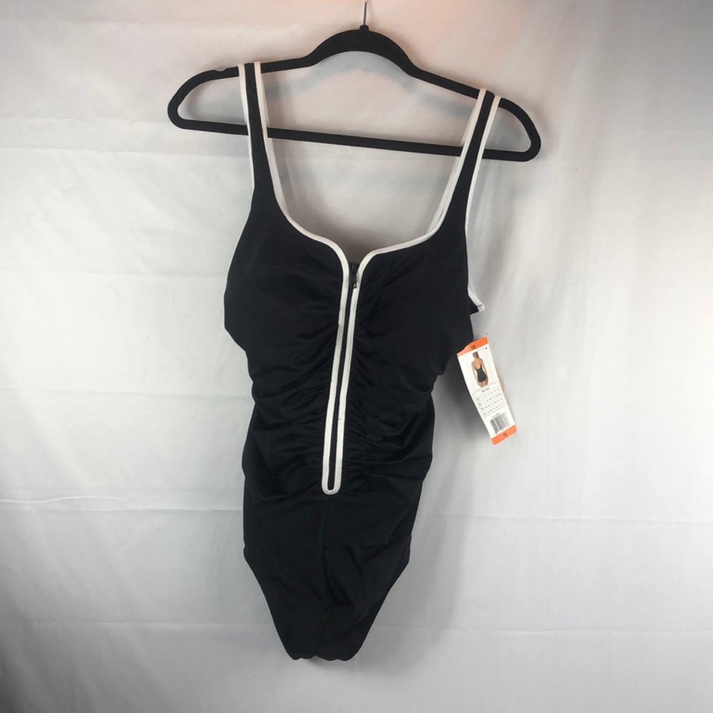 Reebok  zig zag v-neck blk / wht. Swim 1 piece